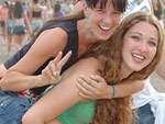 Bianca Marchini, de preto, e a amiga Michi no Planeta Atlantida RS 2009 