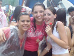 Sheila e as amigas aproveitando a tradicional chuva que ocorre no Planeta