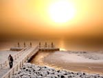 Mesmo com a onda de frio que assola a Europa, o sol insiste em aparecer sobre o lago de Ijsselmeer, Holanda 