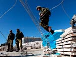 Soldados israelenses vigiam manifestao organizada por palestinos e ativistas estrangeiros, prximo a Belm. Grupo protesta contra a construo de muro de separao entre Israel e os territrios palestinos