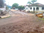 Quando o nvel da gua baixou, os moradores comearam a retornar para suas casas. Tanto elas como as ruas seguem cobertas de lama