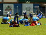 Jogadores fazem o alogamento apsos trabalhos