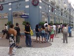 O anncio de mais um dia de promoes nas redes de varejo levou centenas de pessoas ao Centro de Florianpolis na manh deste sbado. Vrias lojas esto com produtos com grandes descontos neste perodo de queima de estoques