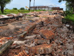 A paisagem da rea  beira do Guaba comeou a mudar hoje com a demolies dos antigos galpes da rea do antigo Estaleiro S, no bairro Cristal, na zona sul da Capital. O local foi alvo de uma polmica, que resultou em uma consulta popular realizada em 23 de agosto do ano passado. 