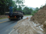 BR-282 - km 35, em guas Mornas, Grande Florianpolis, deslizamento de terra e queda de gua