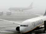 Um Boeing 737-800 da Air Europa circula em condies de escassa visibilidade pelas pistas do aeroporto Barajas em Madrid. Na manh do dia 11 de janeiro foram cancelados 57 vos devido s nevascas que assolam a Espanha