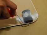 Passo 1: com o rolo de espuma, passe uma demo de tinta na cor mineral em todas as peas de MDF. Deixe de secar.