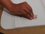 Passo 2: lixe as peas com a lixa n 400 para tirar a aspereza da tinta.