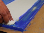 Passo 9: use a estopa para aplicar a cera em pasta sobre o patinado do cabideiro e dos ganchos.