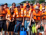 Na foto a galera de Timb que passou o final de ano acampando na praia de Garopaba. Al estvamos nos preparando para um passeio de lancha e para fazer um mergulho na Ilhota do Siri. Da esquerda para a direita: Bruno, Veiga, Joana, Cisque, Cor, Marcelo, Storke, Samuel, Anderson, Niks, Greice, Jonathan e Mirele      