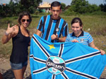 Ayesha Mirella Pinto Blanco e os amigos na fila de sbado do Planeta RS 2009