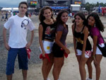 Amanda Fernandes e as amigas antes do incio dos shows no Planeta 2009