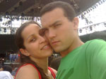 Casal em frente ao palco central antes do incio dos shows