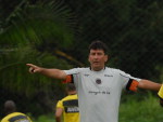 Tcnico Nazareno da Silva organiza a equipe em campo