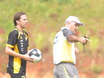 lvis e o tcnico Itamar Schulle no treino