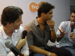 Os meninos conversam com o pessoal da TVCOM
