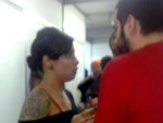 Pitty troca uma ideia com o pessoal nos bastidores