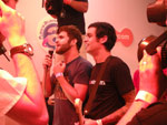 O pessoal das bandas Fresno e Aerocirco jogando Rock Band nos bastidores