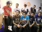 Fresno e Banda Gloria conversam com o pessoal da TVCOM