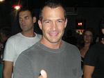 Malvino Salvador esbanja charme nos bastidores