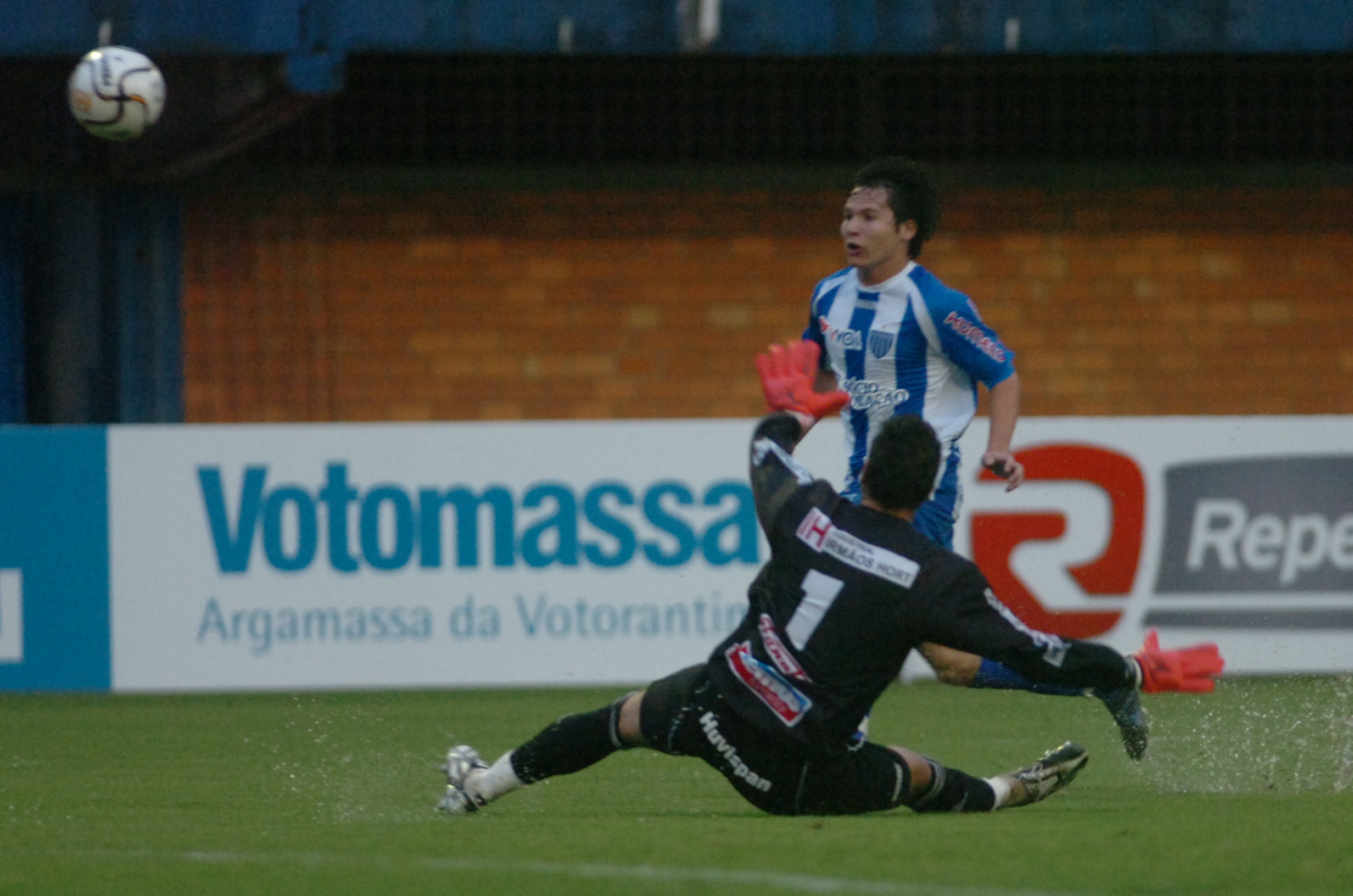 Medina concluiu com categoria sobre o goleiro Fabiano