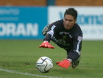 Goleiro Fabiano se esfora para no deixar a bola escapar