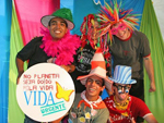 Sergio, Dniel, Carlos, Renan e seu ilustre amigo do skate, Bob, na tenda do Vida Urgente no PLaneta 09