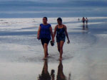 Eu Francisca e a mimha irm Marcia caminhando pela manh na praia do Cassino onde passamos 5 maravilhosos dias comtemplando esse lugar paradizaco e abenoado por Deus
