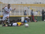 Julinho derruba Glaydson no gramado