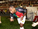 Atacante Viola entrando no gramado na sua primeira partida oficial pelo Brusque