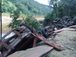 Acidente matou motorista de caminho na ponte sobre o Rio do Peixe, em Santa Catarina