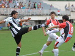 Coutinho tenta tirar bola de Ricardinho, destaque do JEC no jogo