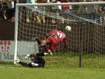 Rogrio dividiu com o goleiro Adilson e colocou para dentro