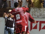 Jogadores comemoram o primeiro gol do Atltico-Ib no jogo