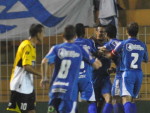 Jogadores do Ava comemoram com emerson o primeiro gol do jogo