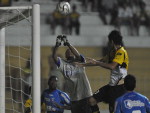 Goleiro Z Carlos tira de soco para escanteio