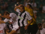 Kadu, do Figueirense, colocou a mo na bola neste lance e recebeu amarelo. Mais tarde o zagueiro seria expulso