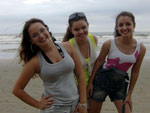 Eu, Sherelee, e minhas amigas, Hilda e Vanessa, na praia central de Balnerio Cambori, em nossas frias 2010. Espero que gostem, mto obrigado! 