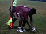 Autor do primeiro gol, Antnio Carlos se prepara para bater uma falta, acompanhado de perto da bandeirinha