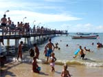Um dos pontos tursticos mais visitados de Penha  o Trapiche da praia de Armao do Itapocori