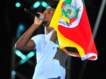 Thiaguinho, vocalista do Exaltasamba, com a bandeira do Rio Grande do Sul