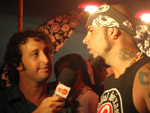 Vocalista do Detonautas sendo entrevistado por Ico Thomaz