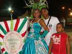 Izaura Mello, porta-estandarte da Protegidos, com Gustavo e Paulo, na concentrao da Muamba de 2010.  