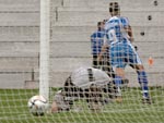 Bola no fundo da rede. Gol de Leonardo foi aos 35 minutos do segundo tempo