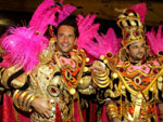 Rodrigo Santoro e Marcelo Serrado no desfile da Unio da Ilha