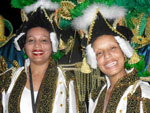 Patricia e sua irm Fernanda se preparando para subir no Carro Alegrico da Embaixadores do Ritmo, representando os Drages da Independncia. Ala Afro-sul, 12Fev2010