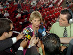 A governadora Yeda Crusius (PSDB) concedeu entrevista  imprensa antes do incio da cerimnia de abertura