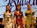 A beleza e simpatia das soberanas da Festa da Uva 2010. No centro, a rainha Tatiane Frizzo, acompanhada das princesas Aline Galvan Perera (E) e Ktia Pisetta Weber (D).