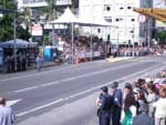 Pblico aguarda o incio do desfile
