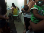 Fios no cho passam por entre os pacientes que aguardam consulta